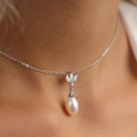 שרשרת כסף  תליון פרח משובץ פנינה