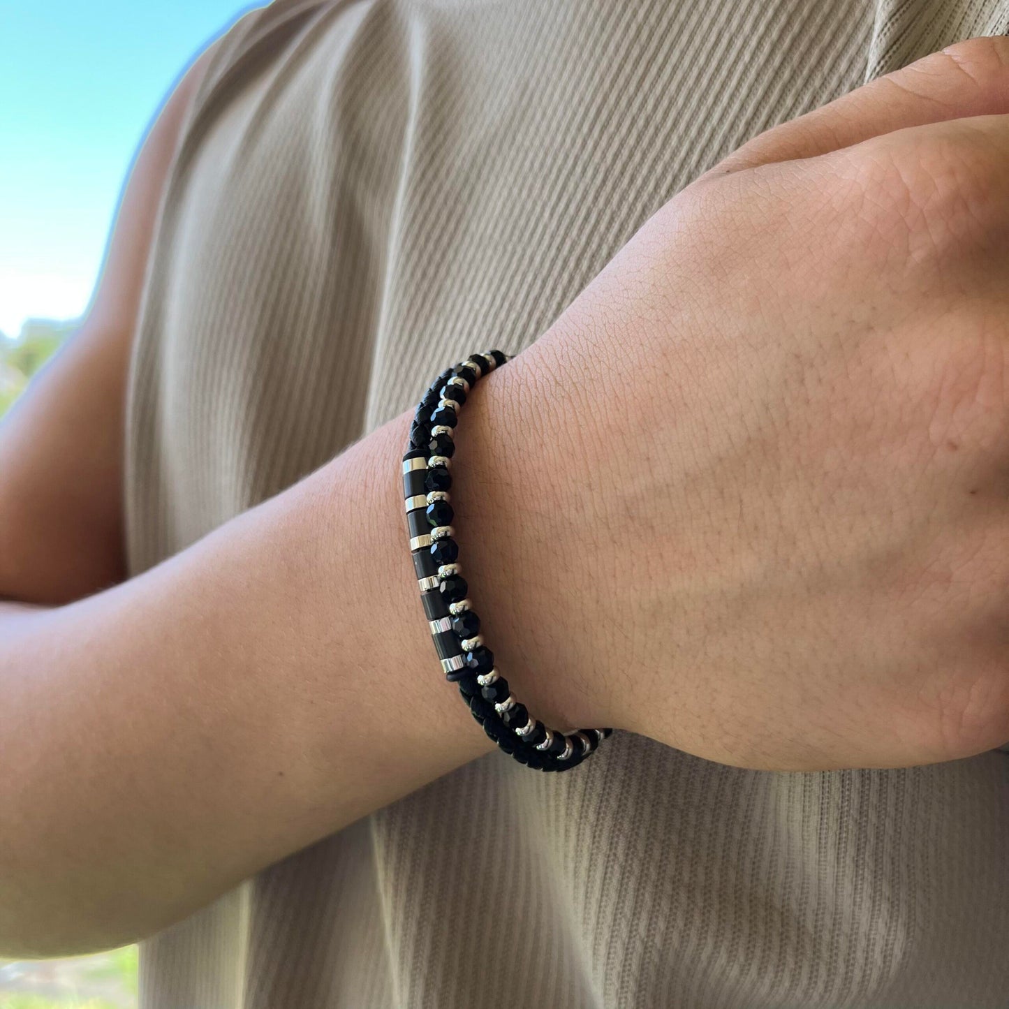 צמיד לגבר מבית JETEM - שילוב עור ואבני אמטייט שחורות