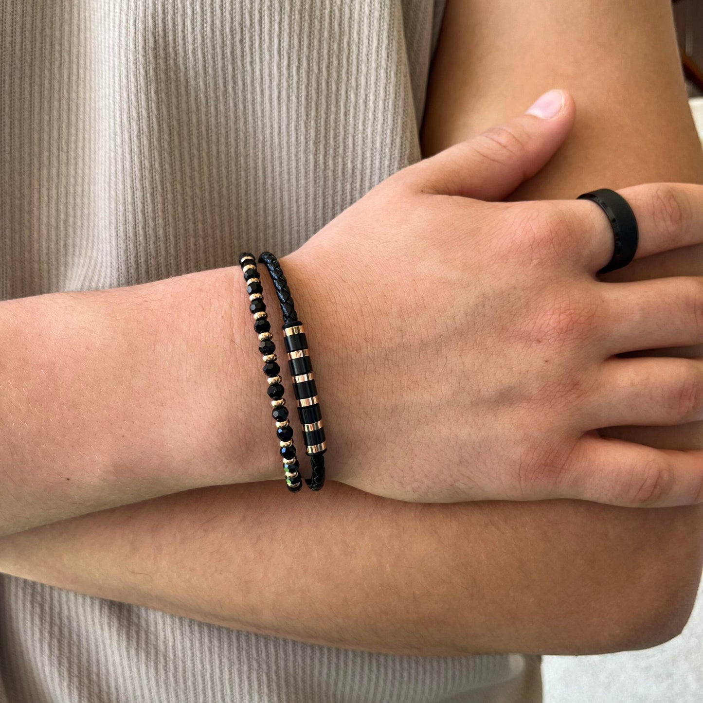 צמיד לגבר מבית JETEM - שילוב עור ואבני אמטייט שחורות