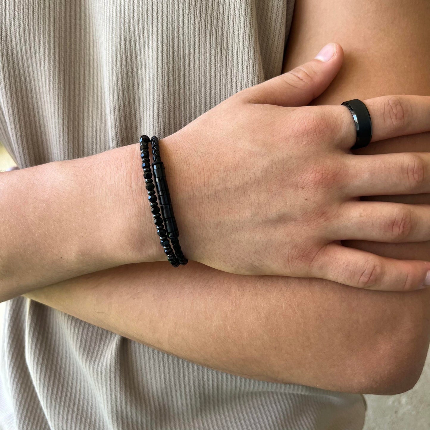 צמיד לגבר מבית JETEM - שילוב עור ואבני אמטייט שחורות