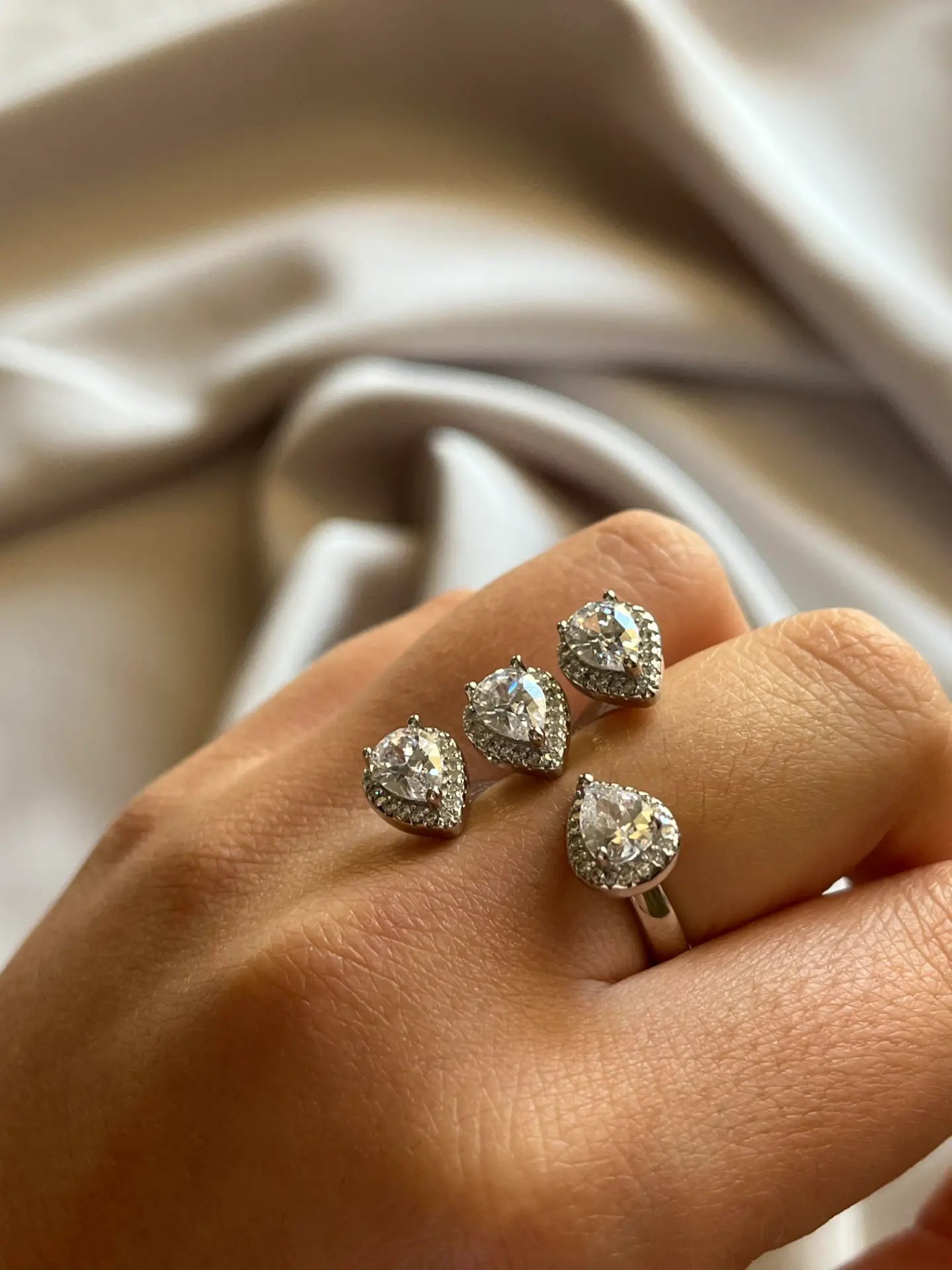 טבעת כסף יוקרתית עם אבני זרקון