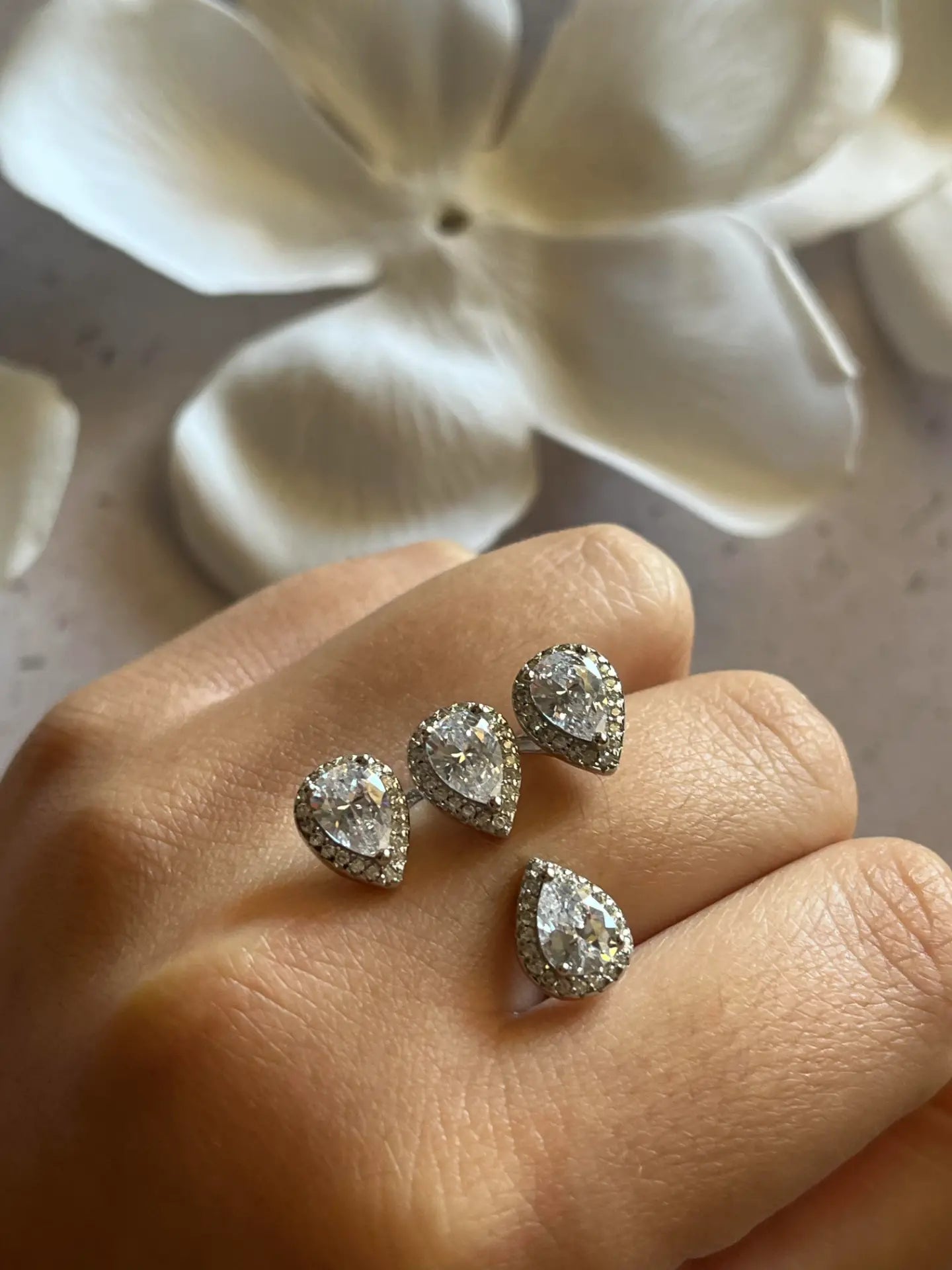 טבעת כסף יוקרתית עם אבני זרקון